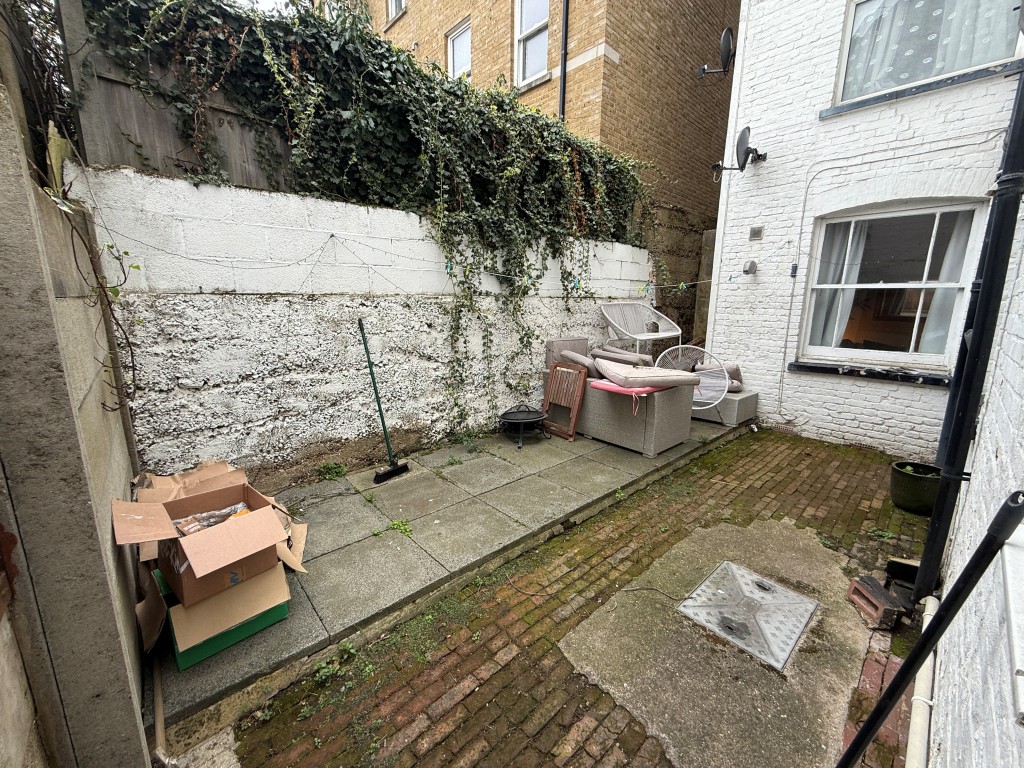 Lot: 125 - FREEHOLD BLOCK OF FOUR FLATS FOR INVESTMENT - Flat 5 - Garden